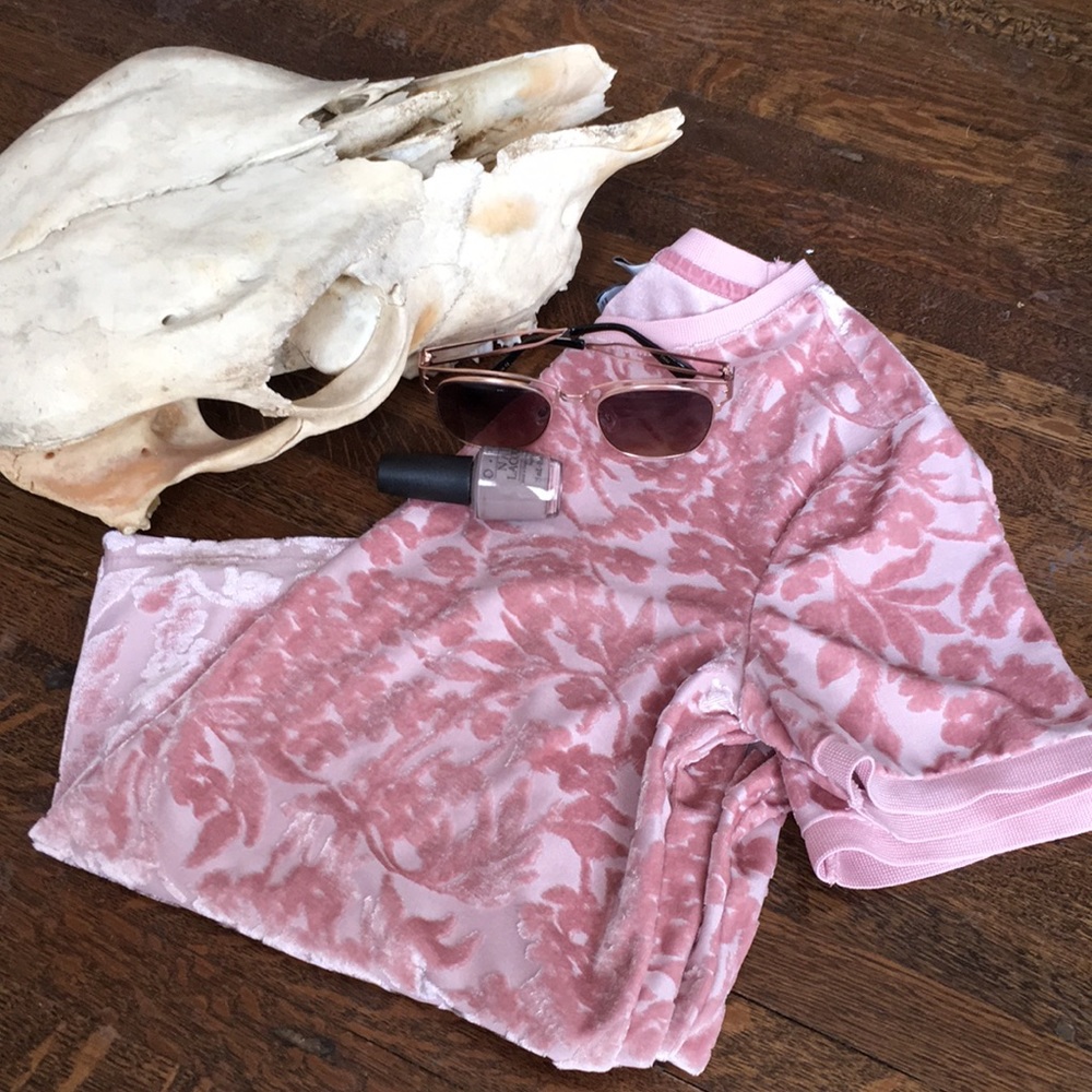 Velvety feminine top with blunt waist hem 🌺